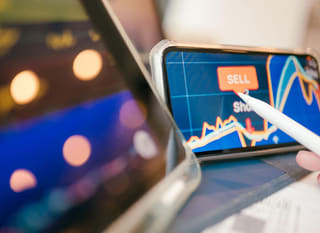 Operador multimercado analizando opciones de Bitcoin Ethereum y forex